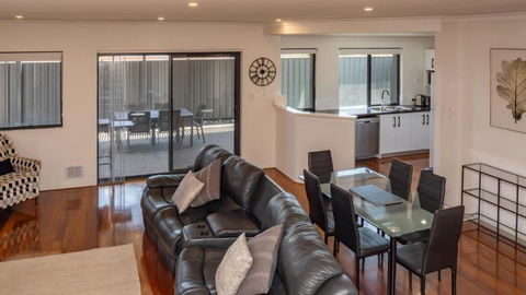 Hollow Beach House - Bunbury - Accommodation Main Beach 2