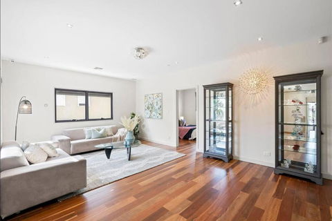 Home & Theatre, Golf, Highpoint - Accommodation Main Beach 1