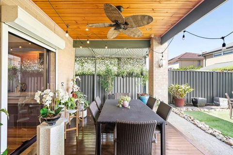 Home & Theatre, Golf, Highpoint - Accommodation Main Beach 2