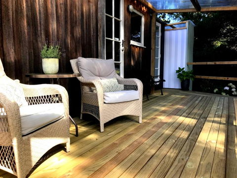 Holly Tree Hut At The Little Garden Farm - Accommodation Main Beach 1