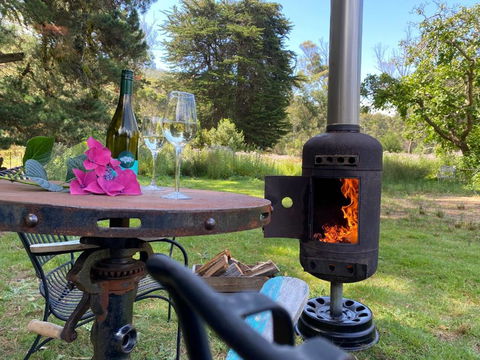 Holly Tree Hut At The Little Garden Farm - Accommodation Main Beach 3