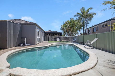 Home Away From Home - Accommodation Main Beach 0