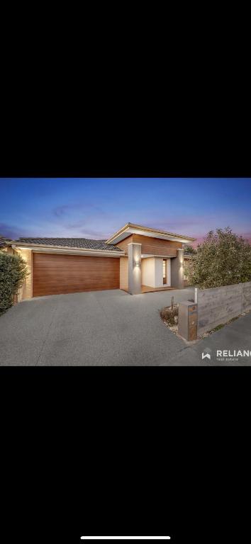 Home Away From Home Private Room2 - Accommodation Main Beach 2