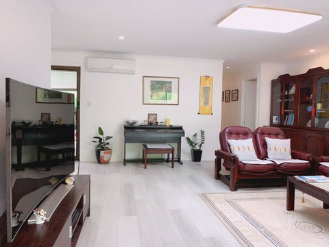 Home Away From Home-(Room1) - Accommodation Main Beach 1