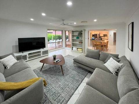 Home, But Closer To The Beach - Accommodation Main Beach 0