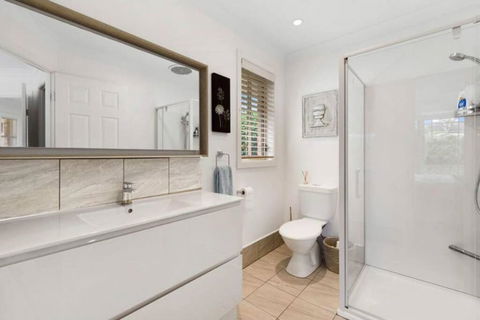 Home, But Closer To The Beach - Accommodation Main Beach 1