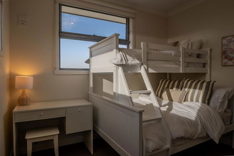 Home In Christies Beach - Accommodation Main Beach 1