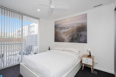 Homely 1-Bed With Private Patio By Shops - Accommodation Main Beach 3