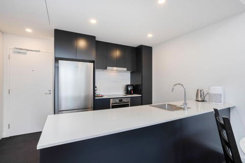 Homely 1-Bed With Private Patio By Shops - Accommodation Main Beach 1