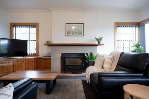 Homely Abode - Near City With Parking - Accommodation Main Beach 1