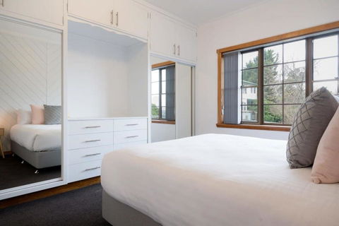 Homely Abode - Near City With Parking - Accommodation Main Beach 2