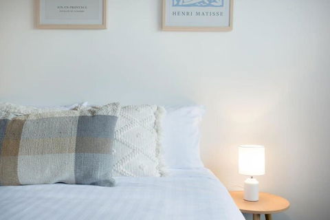 Homely Abode - Near City With Parking - Accommodation Main Beach 0