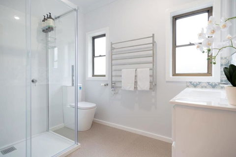 Homely Abode - Near City With Parking - Accommodation Main Beach 3