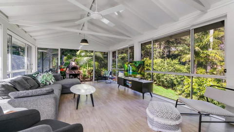 Homely Beach Retreat Three Living Areas, Table Tennis Table Accom Holidays - Accommodation Main Beach 1