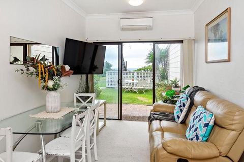 Homely Beachfront Apartment With Direct Beach Access - The Coachhouse - Accommodation Main Beach 0