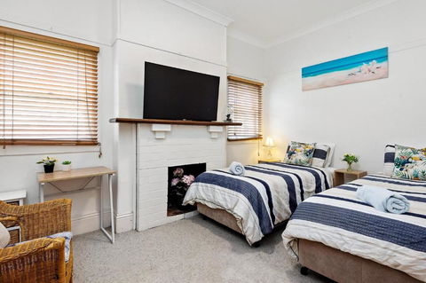 Homely Beachfront Apartment With Direct Beach Access - The Coachhouse - Accommodation Main Beach 1