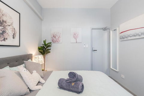 Homely Double Room - AC - 1Min Walk To Central - Close To Darling Harbour Chinatown CBD - Shared Bathroom - Accommodation Main Beach 3