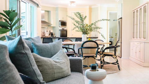 Honeysuckle Rose Retreat - Accommodation Main Beach 3