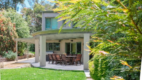 Honeysuckle Rose Retreat - Accommodation Main Beach 2