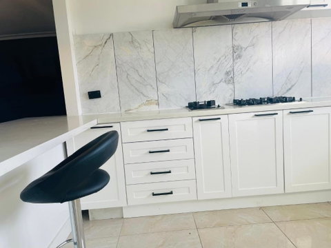 House At Train Station Thomastown - Accommodation Main Beach 3