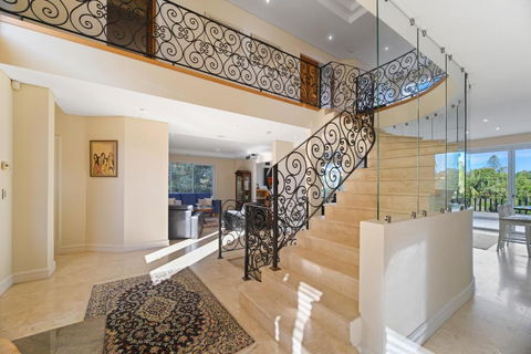 House By The Harbor - Accommodation Main Beach 1