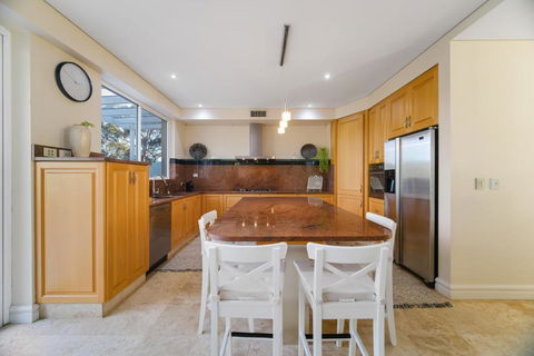 House By The Harbor - Accommodation Main Beach 3