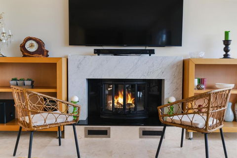 House By The Harbor - Accommodation Main Beach 0