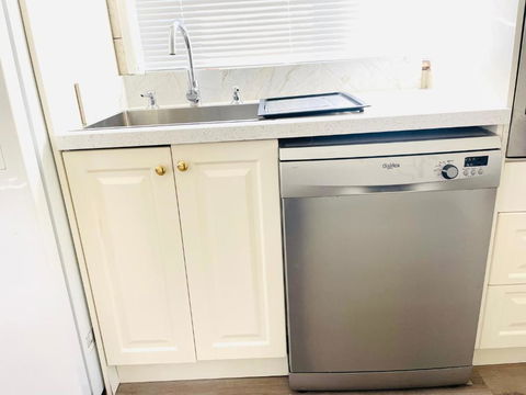 House In Thomastown - Accommodation Main Beach 3