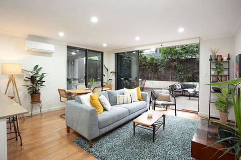 Huge 3 Bed Camperdown Garden Apt W Parking Aircon - Accommodation Main Beach 0