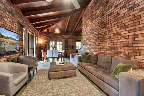 Hunter Valley Kangaroo Retreat With 60 Kangaroos - Accommodation Main Beach 3
