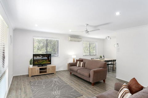 Husky By The Sea - Accommodation Main Beach 2