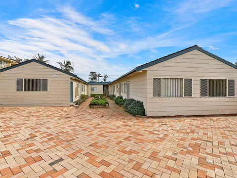 Hutton Hide Away - Accommodation Main Beach 0