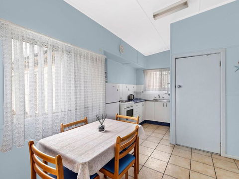 Hutton Hide Away - Accommodation Main Beach 1