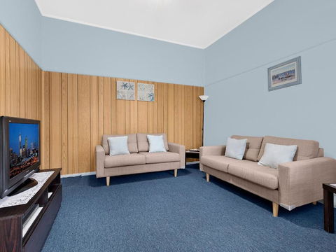 Hutton Hide Away - Accommodation Main Beach 2