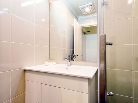 Ibis Styles Kingsgate Hotel - Accommodation Main Beach 1
