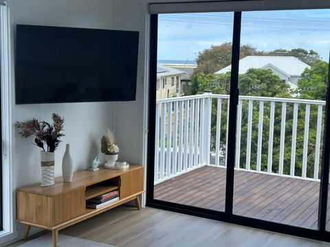 Iconic Beach House On Bruce - Accommodation Main Beach 2