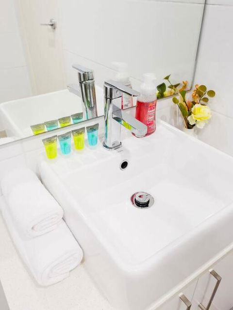 Iconic Sydney Harbour Bridge View - Accommodation Main Beach 1