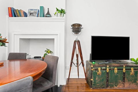 Idyllic Heritage Home Footsteps To The Harbour - Accommodation Main Beach 1