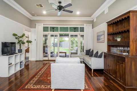 Incredible 3-Bed Renovated Home With Huge Garden - Accommodation Main Beach 0