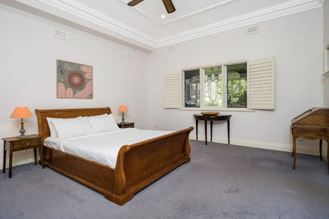 Incredible 3-Bed Renovated Home With Huge Garden - Accommodation Main Beach 1
