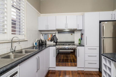 Incredible 3-Bed Renovated Home With Huge Garden - Accommodation Main Beach 2