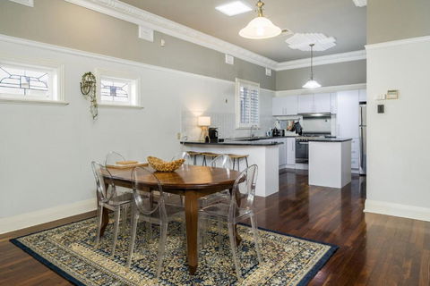 Incredible 3-Bed Renovated Home With Huge Garden - Accommodation Main Beach 3