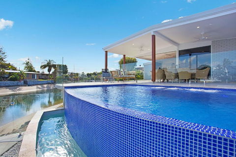 INCREDIBLE VALUE - Perfect For Large Families - Accommodation Main Beach 0