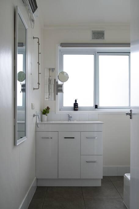 Indigo Bay - Comfortable 3br Home With Large Yard - Accommodation Main Beach 3