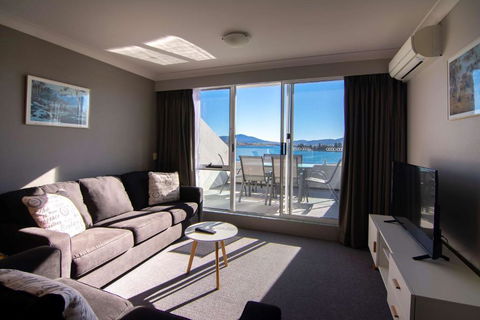 Horizons Lake Jindabyne - Accommodation Main Beach 0