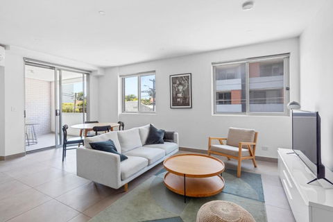 Inner West 1BR & Balcony - Mins To CBD - Accommodation Main Beach 0