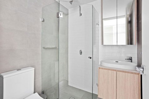 Inner West 1BR & Balcony - Mins To CBD - Accommodation Main Beach 3