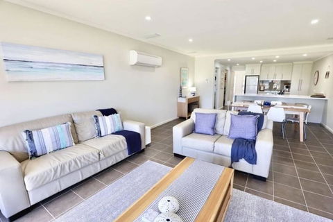 Iona Blue 3 Bedroom Townhouse 200m To Restaurants & Shops - Accommodation Main Beach 3