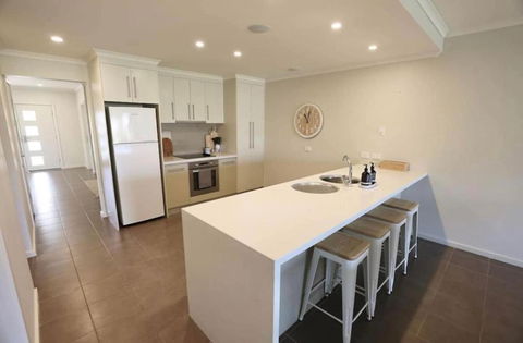 Iona Blue 3 Bedroom Townhouse 200m To Restaurants & Shops - Accommodation Main Beach 1