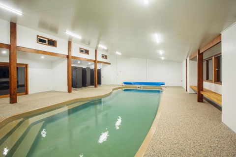 Island Escape With 12m Indoor Pool - Accommodation Main Beach 0